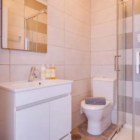 아파트 2bd Pool Balcony Wifi Ac Parking 250m